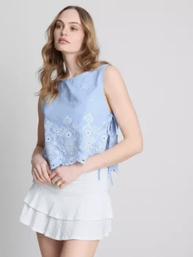 Top con lazo lateral bordado