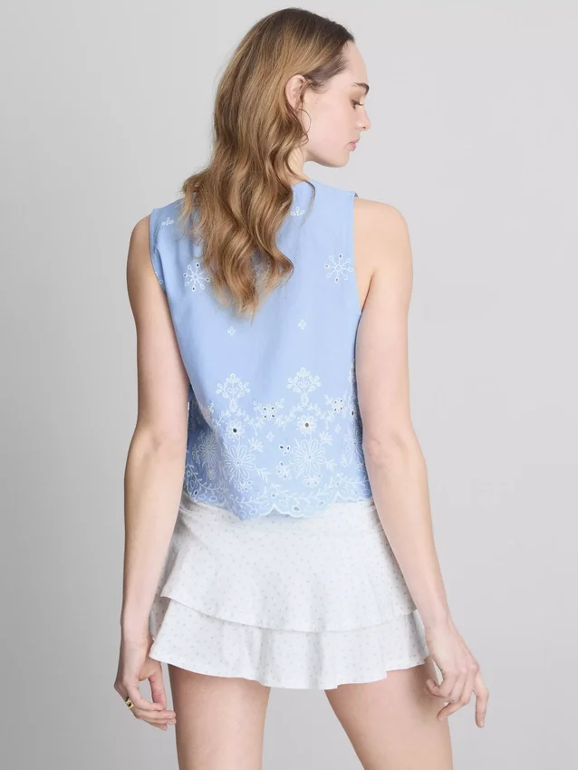 Top con lazo lateral bordado