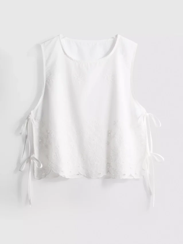 Top con lazo lateral bordado