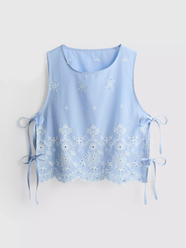 Top con lazo lateral bordado