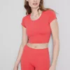 Top corto con cuello redondo súper suave
