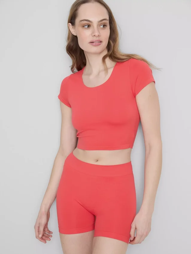 Top corto con cuello redondo súper suave
