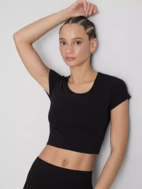 Top corto con cuello redondo súper suave