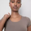 Top corto con cuello redondo súper suave