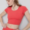 Top corto con cuello redondo súper suave