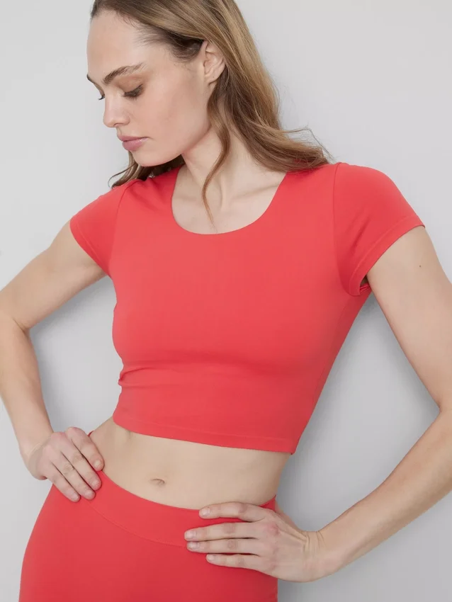 Top corto con cuello redondo súper suave