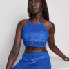 Top corto de ganchillo con cuello halter