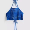 Top corto de ganchillo con cuello halter