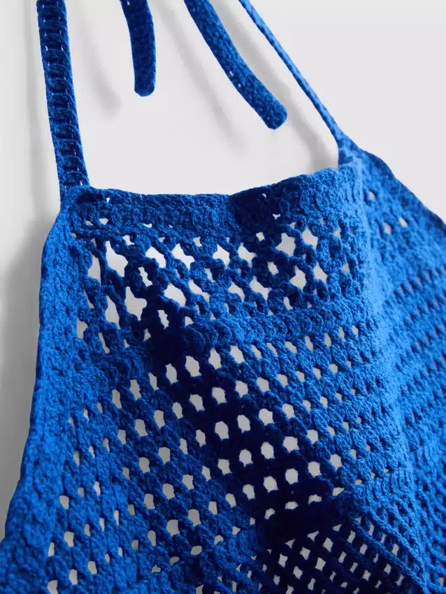 Top corto de ganchillo con cuello halter