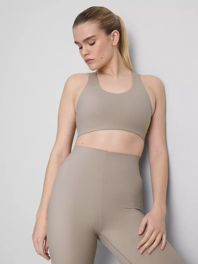 Top corto deportivo con corte BodySculpt