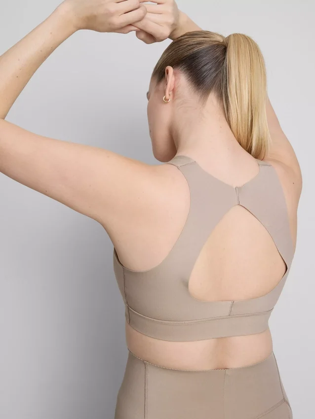 Top corto deportivo con corte BodySculpt