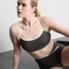 Top corto deportivo con espalda cruzada y ribetes en contraste