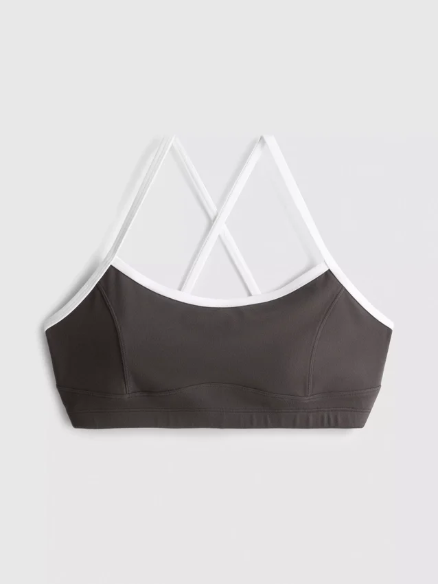 Top corto deportivo con espalda cruzada y ribetes en contraste
