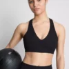 Top corto deportivo con soporte suave y cuello en V
