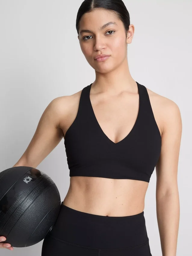 Top corto deportivo con soporte suave y cuello en V