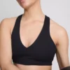 Top corto deportivo con soporte suave y cuello en V