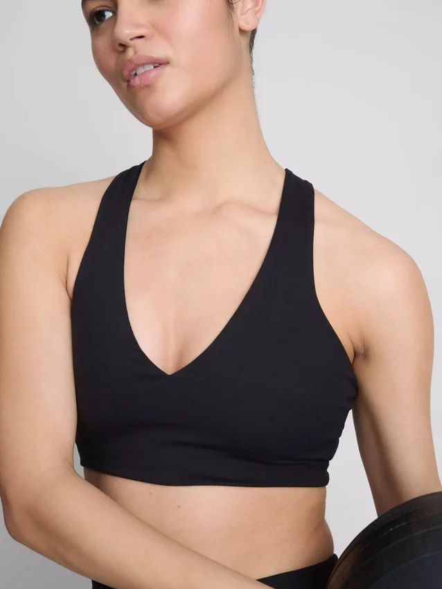 Top corto deportivo con soporte suave y cuello en V