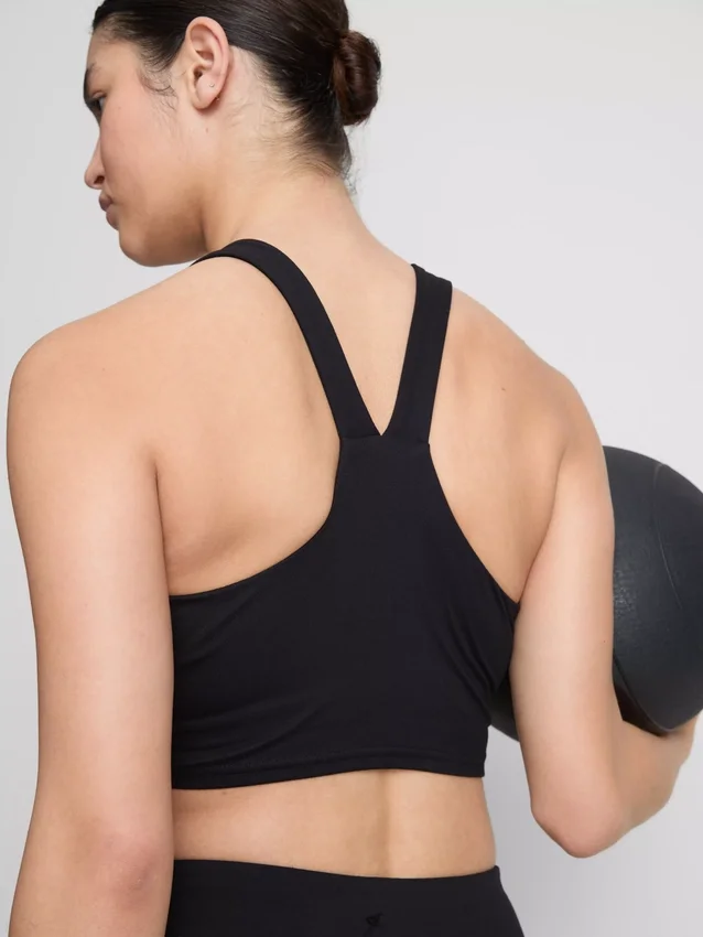 Top corto deportivo con soporte suave y cuello en V