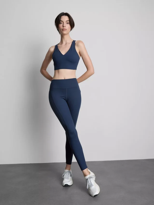 Top corto deportivo de cuello en V estilo racer
