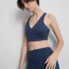 Top corto deportivo de cuello en V estilo racer