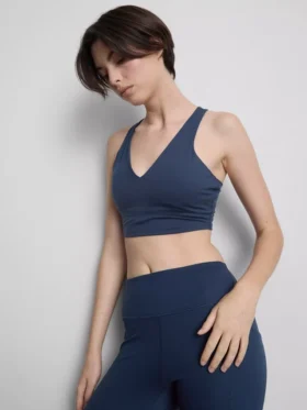 Top corto deportivo de cuello en V estilo racer