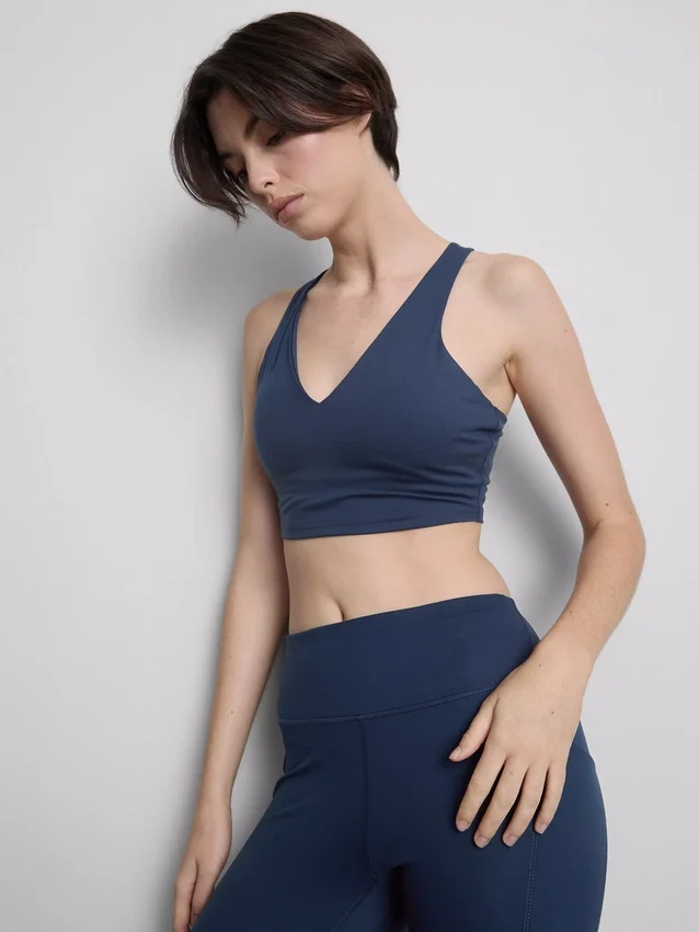 Top corto deportivo de cuello en V estilo racer