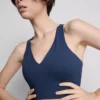 Top corto deportivo de cuello en V estilo racer