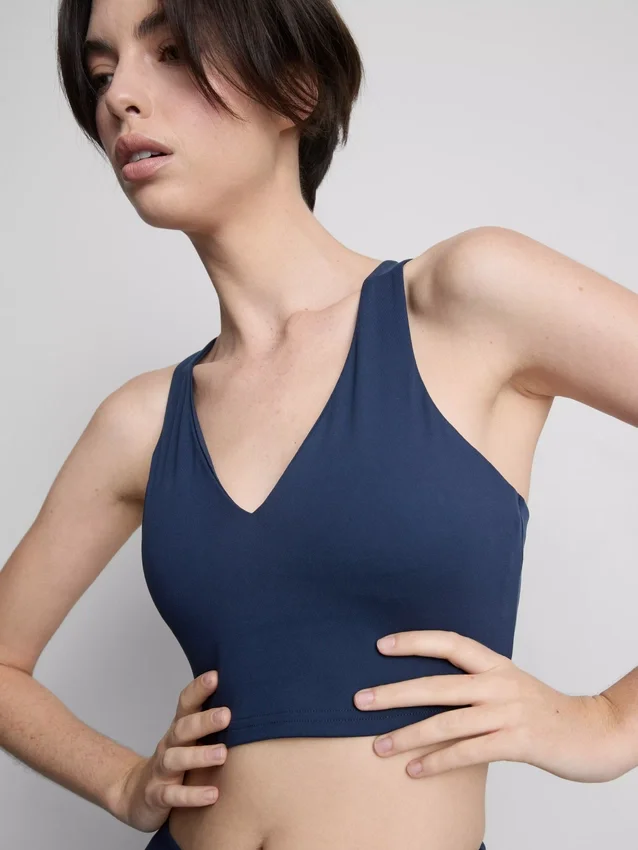 Top corto deportivo de cuello en V estilo racer