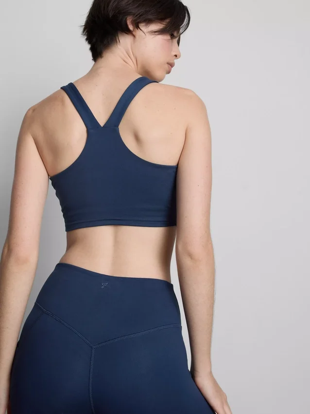 Top corto deportivo de cuello en V estilo racer