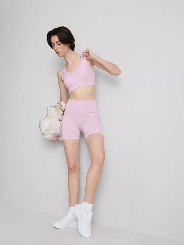 Top corto deportivo sin costuras con espalda cruzada