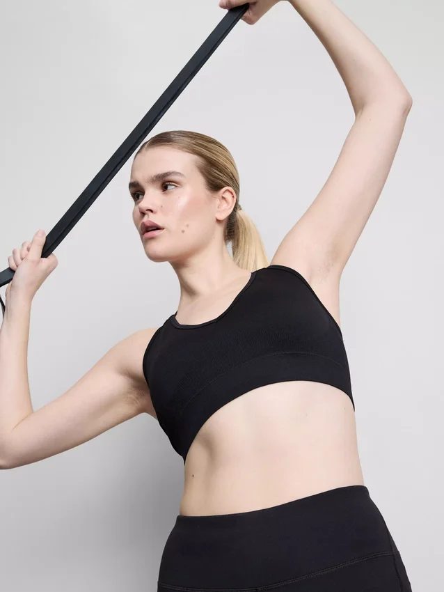 Top corto deportivo sin costuras con espalda cruzada