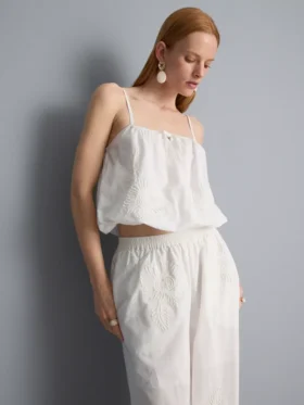 Top corto tipo camisola de algodón bordado