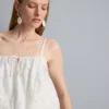 Top corto tipo camisola de algodón bordado