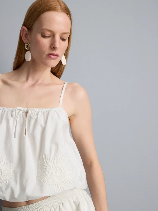 Top corto tipo camisola de algodón bordado