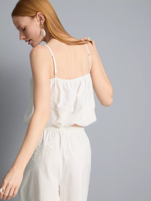 Top corto tipo camisola de algodón bordado