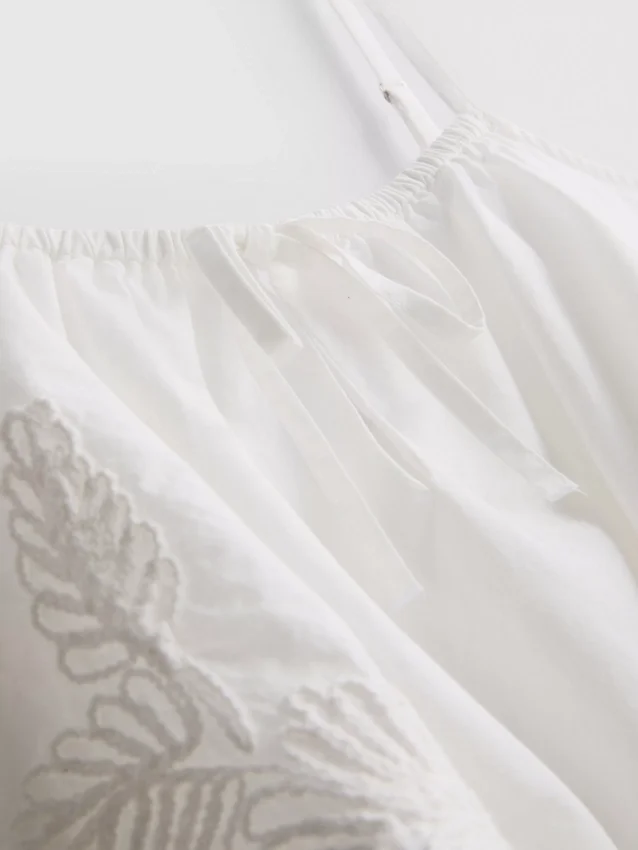Top corto tipo camisola de algodón bordado