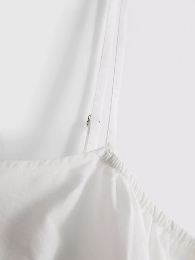 Top corto tipo camisola de algodón bordado