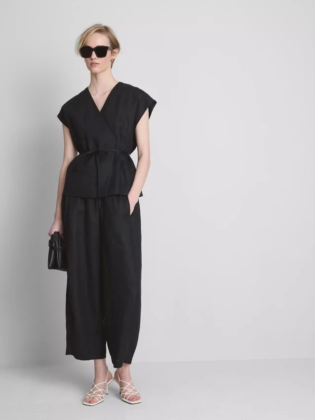Top cruzado de lino con cuello en V de The Edit