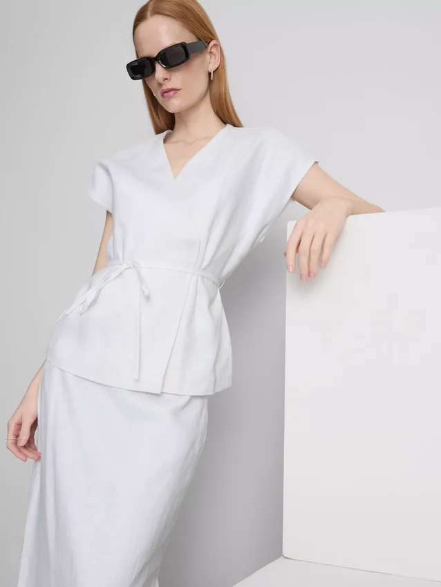 Top cruzado de lino con cuello en V de The Edit