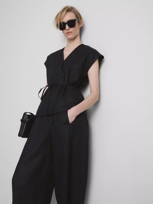 Top cruzado de lino con cuello en V de The Edit