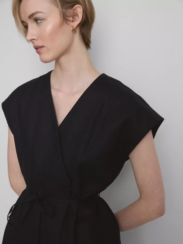 Top cruzado de lino con cuello en V de The Edit