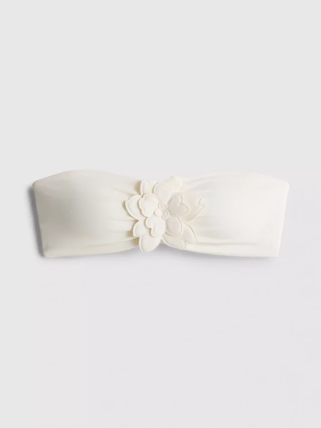 Top de bikini bandeau con flores en 3D