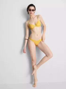 Top de bikini con aros, corte corazón y lunares