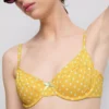 Top de bikini con aros, corte corazón y lunares