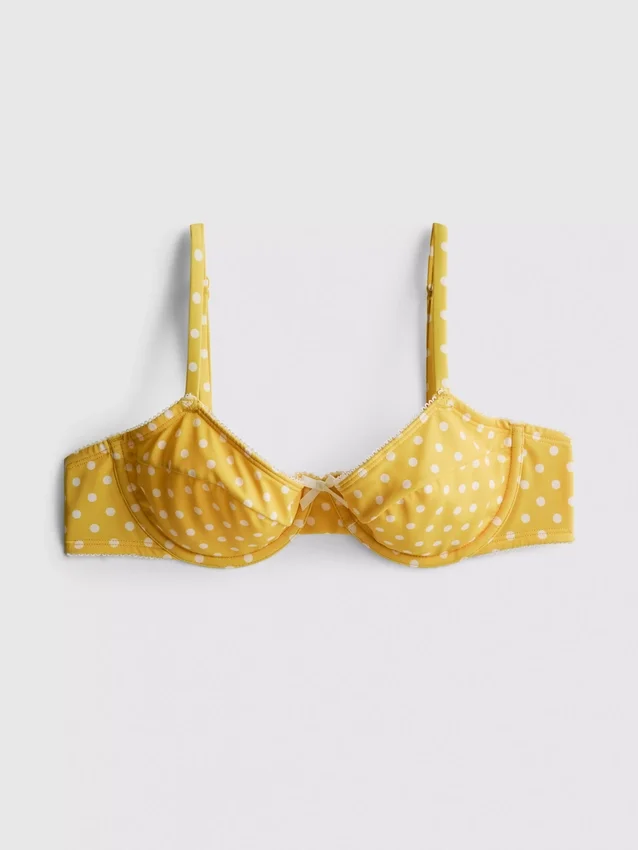 Top de bikini con aros, corte corazón y lunares