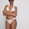 Top de bikini con cuello halter y estampado de bandana