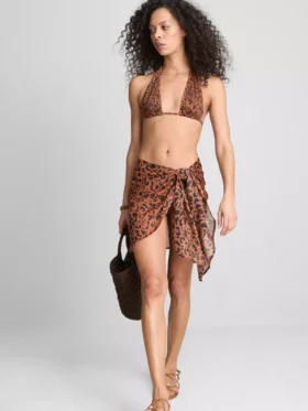 Top de bikini de Paula Echevarría con cuello halter y estampado de leopardo