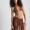 Top de bikini de Paula Echevarría con cuello halter y estampado de leopardo