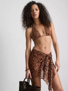 Top de bikini de Paula Echevarría con cuello halter y estampado de leopardo