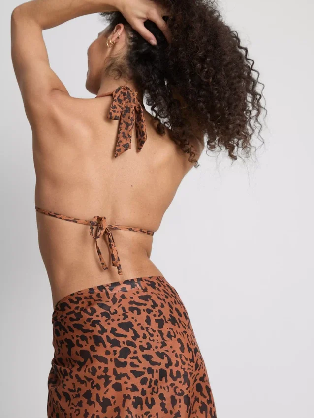 Top de bikini de Paula Echevarría con cuello halter y estampado de leopardo